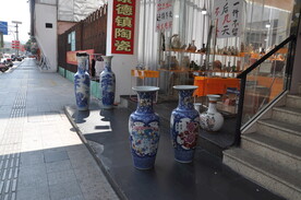 沿街摆摊商店门前