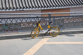 共享单车与桥梁护栏