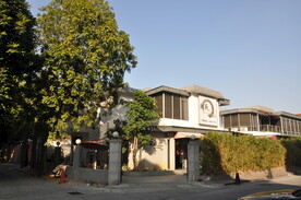 城市市区的破落别墅区