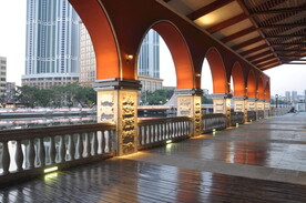 河边与建筑一角