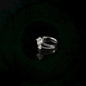 梨底钻戒靠垫造型