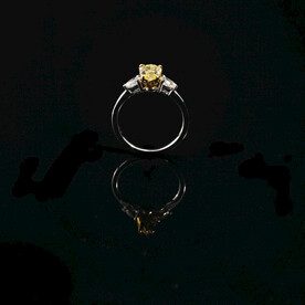 黄色钻戒