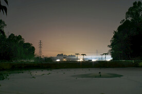 郊野夜晚山林与水塘