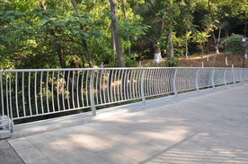 公园人行桥护栏