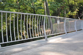 公园人行桥护栏