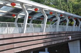 阳光下的人行天桥护栏