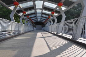 人行天桥与护栏