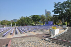 公园里的舞台与观众席