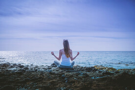 海景及瑜珈人物