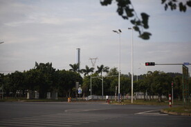 红绿灯路口眺望