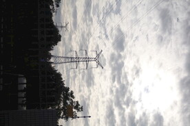 户外电力铁塔与背景天空