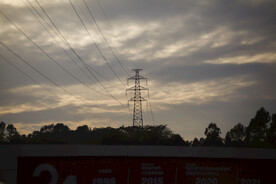 电力铁塔与天空