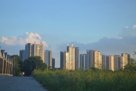 郊野小道与远处楼盘