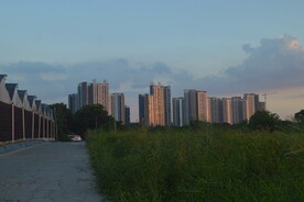 乡野小道与楼盘晚霞