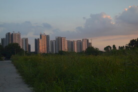 郊野晚霞与楼盘背景