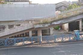 天桥底蓝色护栏