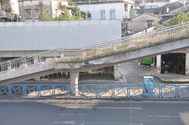 城市蓝色道路护栏