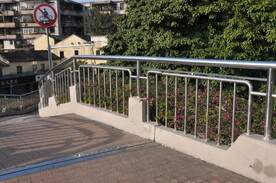 人行天桥与护栏