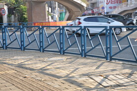 老城区蓝色旧护栏