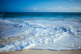 清澈的蓝色海水