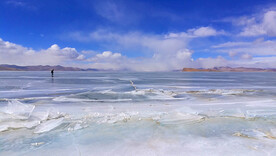 冰面湖景和游客