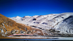 雪山和村庄