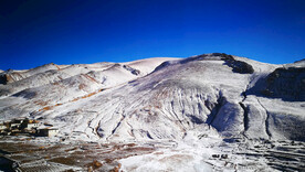 雪山和村庄