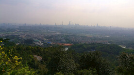 山下的城市风光