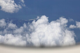 飞机窗外的白云和蓝天