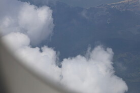飞机窗外的云