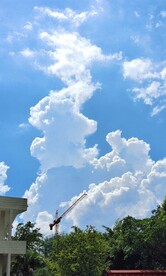 蓝天白云和吊机