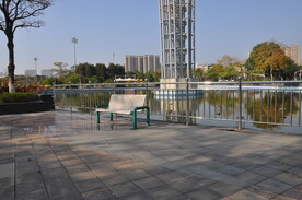 公园护栏与椅子