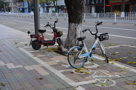 路边电动车和共享单车