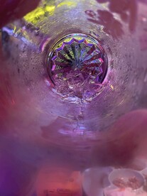 杯底的炫光和冰块