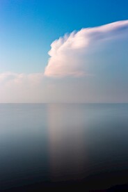 海面上的蓝天白云