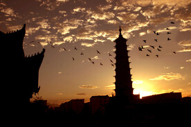 鸠摩罗什寺佛光塔影