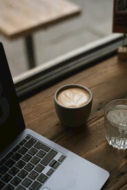 办公桌上的咖啡