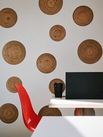 餐桌上的咖啡和电脑