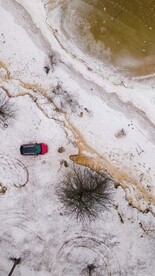 航拍冬天湖边雪景
