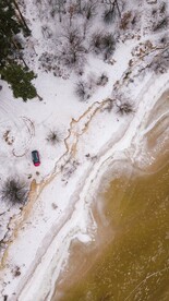航拍冬天湖边雪景
