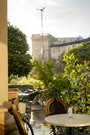 雨后的街边餐桌