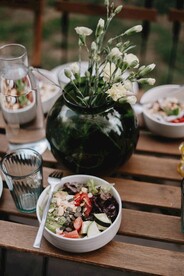 餐桌上的餐具和食物