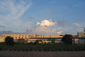 工厂与背景天空