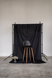 高脚椅和背景布