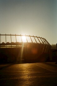 阳光下的建筑围栏