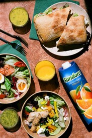 沙拉和三明治等食物