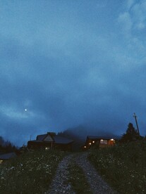 云海中山路和房子