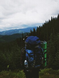 山坡上的徙步登山者