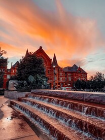 彩霞中的红房子