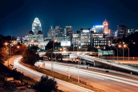 城市夜景和道路轨迹